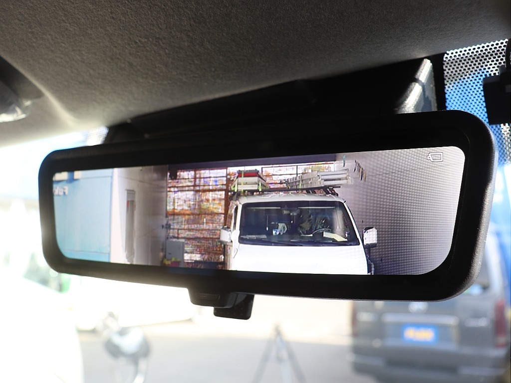 デジタルインナーミラーは、荷物や人でリアガラスが隠れても後方確認ができます♪