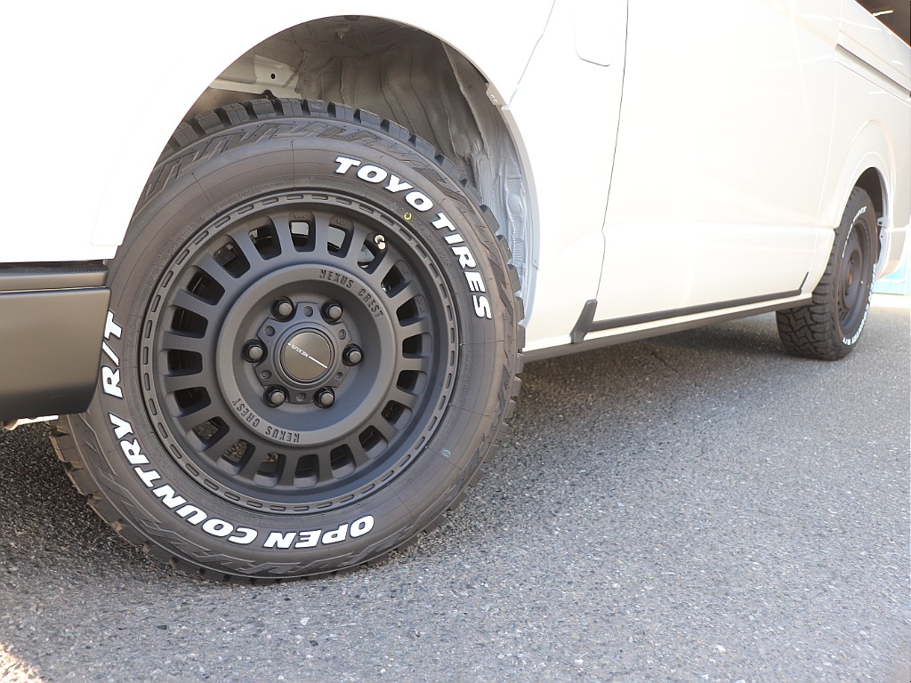 視覚的ローダウン効果のあるオーバーフェンダーを装着した足回りには、ネクサスクレスト16インチTOYOオープンカントリータイヤをインストール
