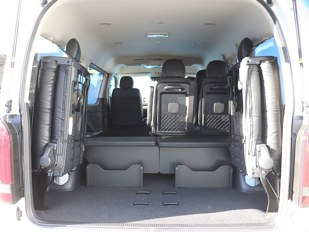 最後部シートを跳ね上げる事によってより広いスペースを確保できます！大容量お荷物スペースにも
