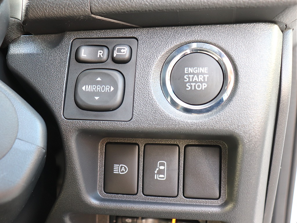 プッシュスタートスマートエントリー！自動ドアの開閉操作は運転席からも可能です◎