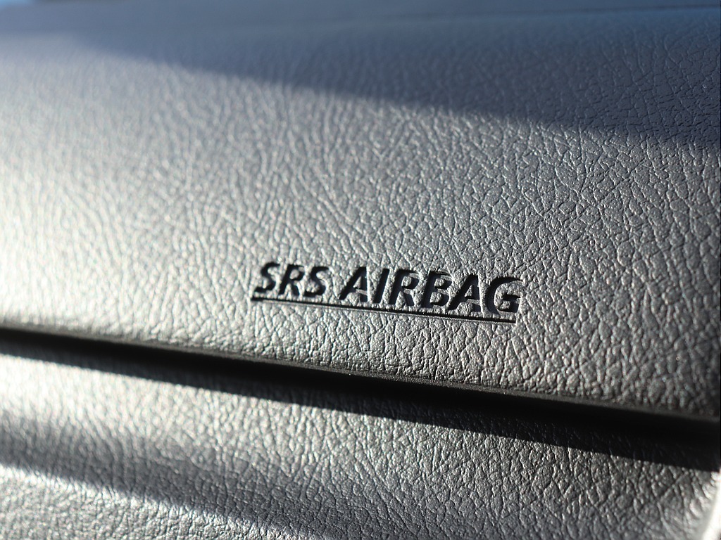 メーカーオプションのSRSエアバック完備
