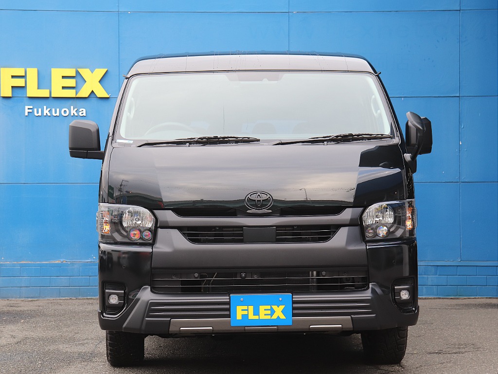 内外装カスタム多数！メーカーオプション多数完備！こちらの車輛は福岡店にて展示中です！お気軽にお問い合わせくださいませ♪