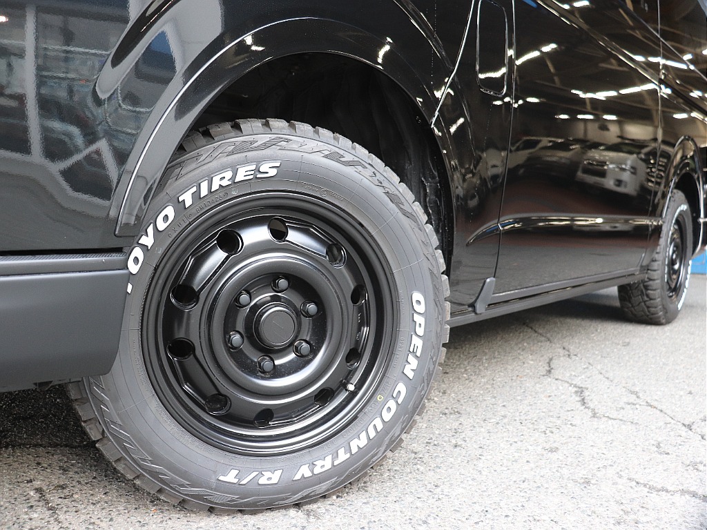 視覚的ローダウン効果のあるオーバーフェンダーを装着した足回りには、Paw16インチAW、TOYOオープンカントリータイヤをインストール