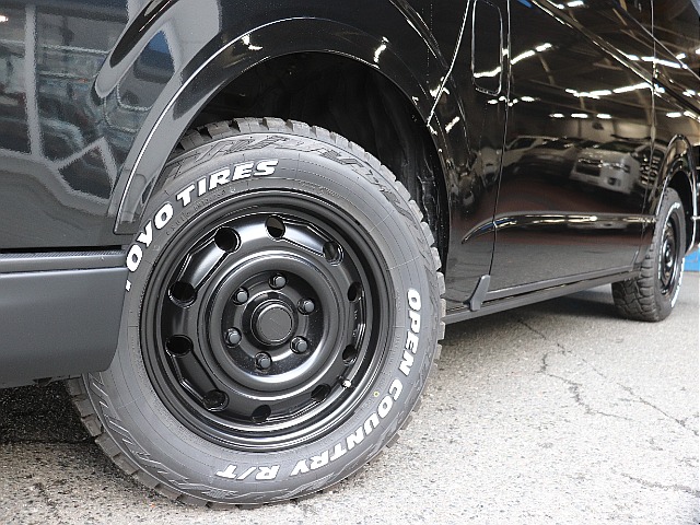 視覚的ローダウン効果のあるオーバーフェンダーを装着した足回りには、Paw16インチAW、TOYOオープンカントリータイヤをインストール