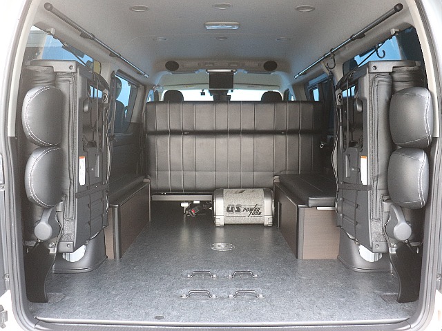 シートを跳ねあげる事によって