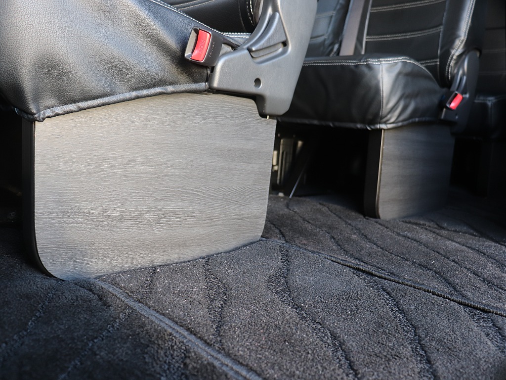 むき出しの骨組みに木目調フットパネルを装着する事によって商用感をなくせます♪