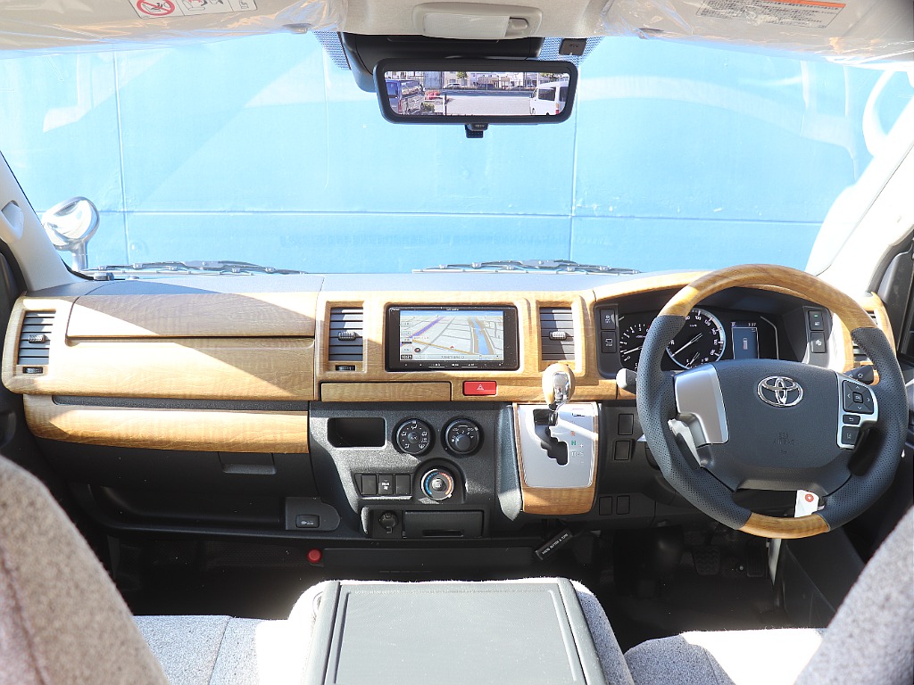 トヨタ ハイエースバン(2枚目)