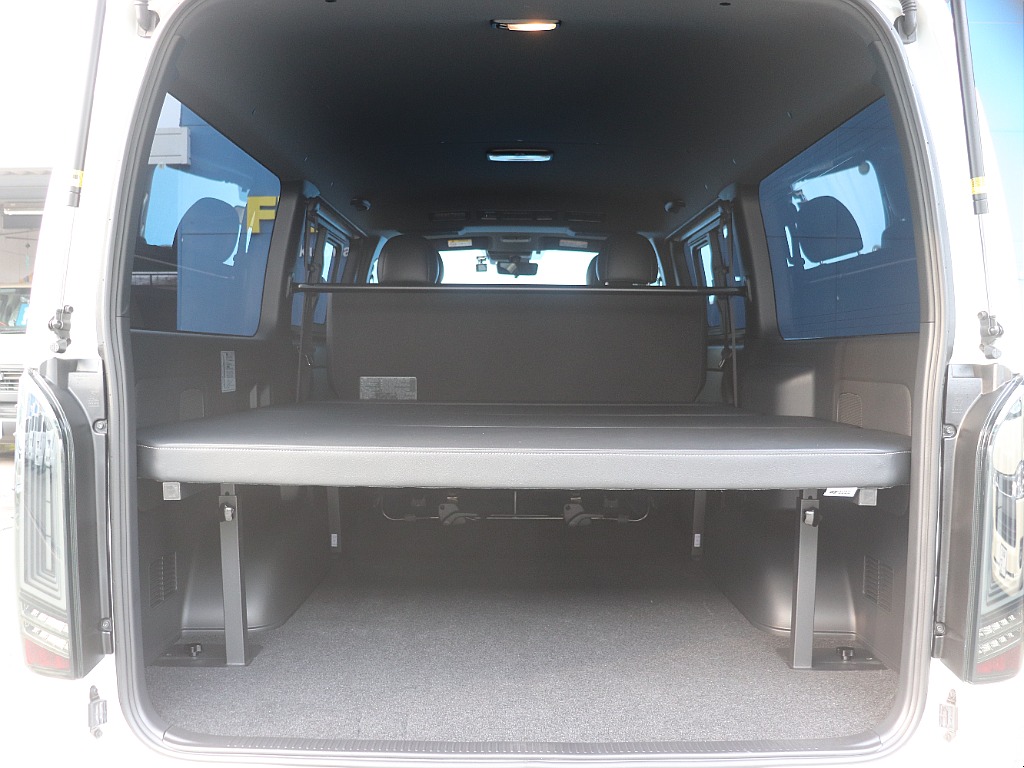 後部にはベッドキット設置で車中泊にも対応可能！