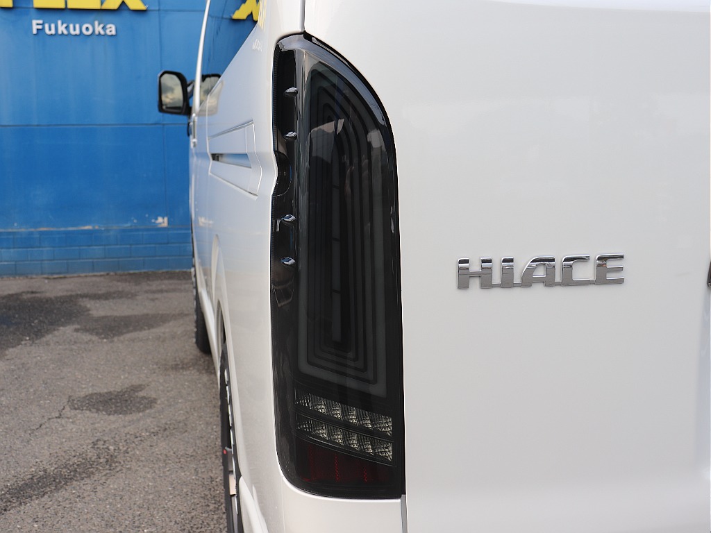 テールには奥行のある立体的なデザイン！FLEXネオトレース(スモーク)