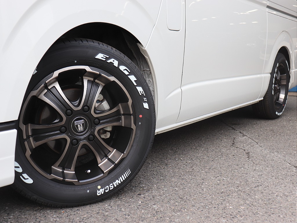 足回りには、バルベロディープス17インチAW、ナスカーホワイトレタータイヤをインストール