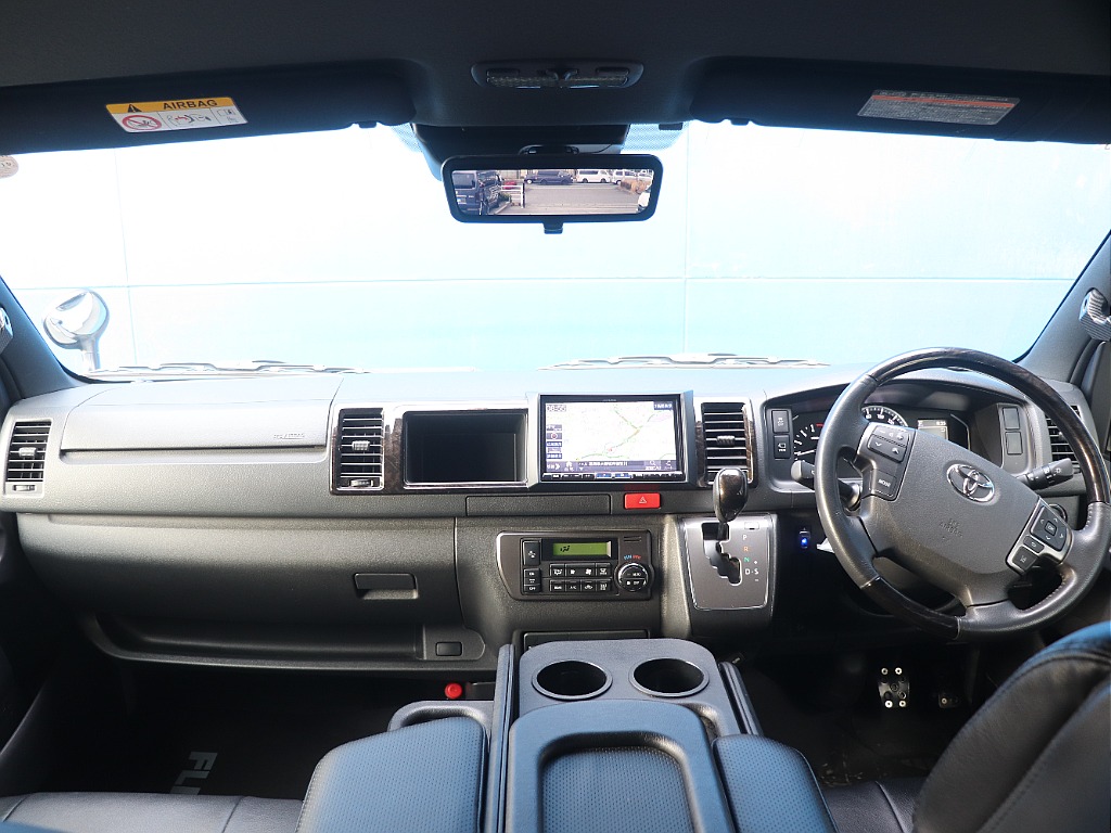 トヨタ ハイエースバン(2枚目)