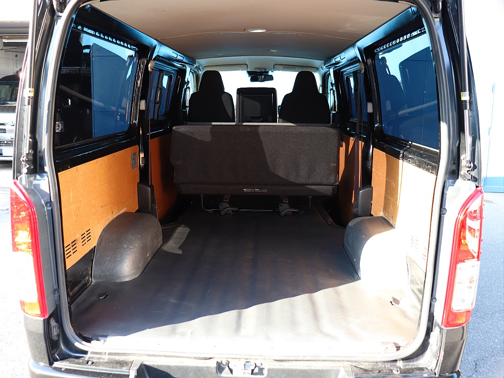 ハイエースの中で 最もシンプルで実用性を重視したグレード！荷物運びや業務用途に向いています♪