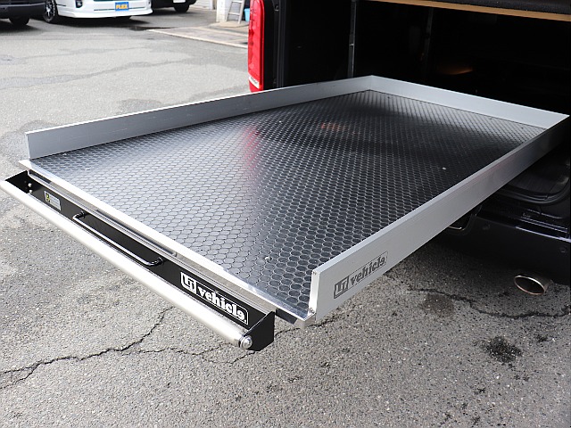 フロアを引出して手前にスライドさせる事で荷室の奥にある荷物を手軽に取り出す事ができます