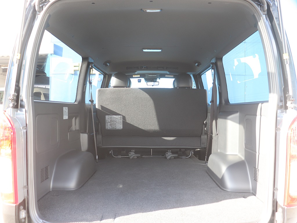後部には広大なラゲッジスペース！ベッドキット設置等追加カスタム大歓迎