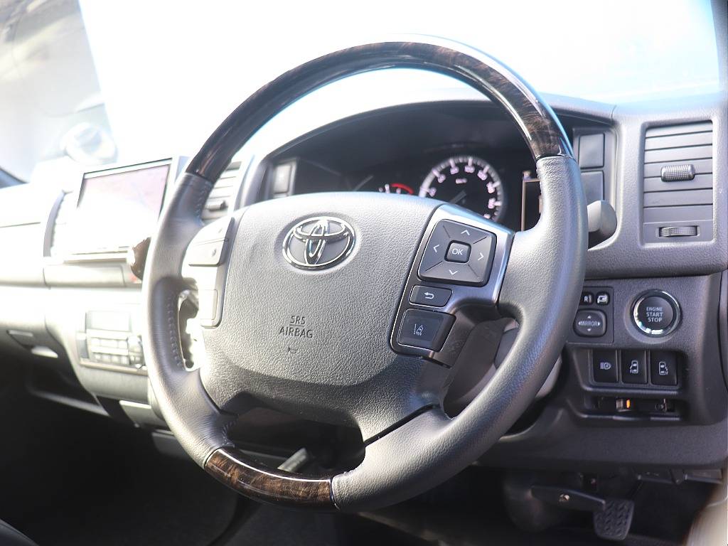 ステアリングスイッチは走行時もハンドルから手を放す事なくチャンネル操作が可能です♪