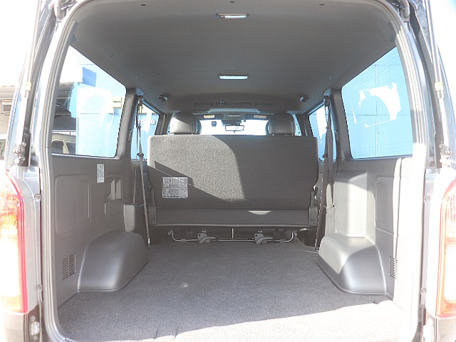 後部には広大なラゲッジスペース！ベッドキット設置等追加カスタム大歓迎