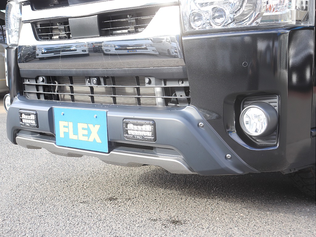 エクステリアには、TRDバンパーガードを装着しオフロード感アップ