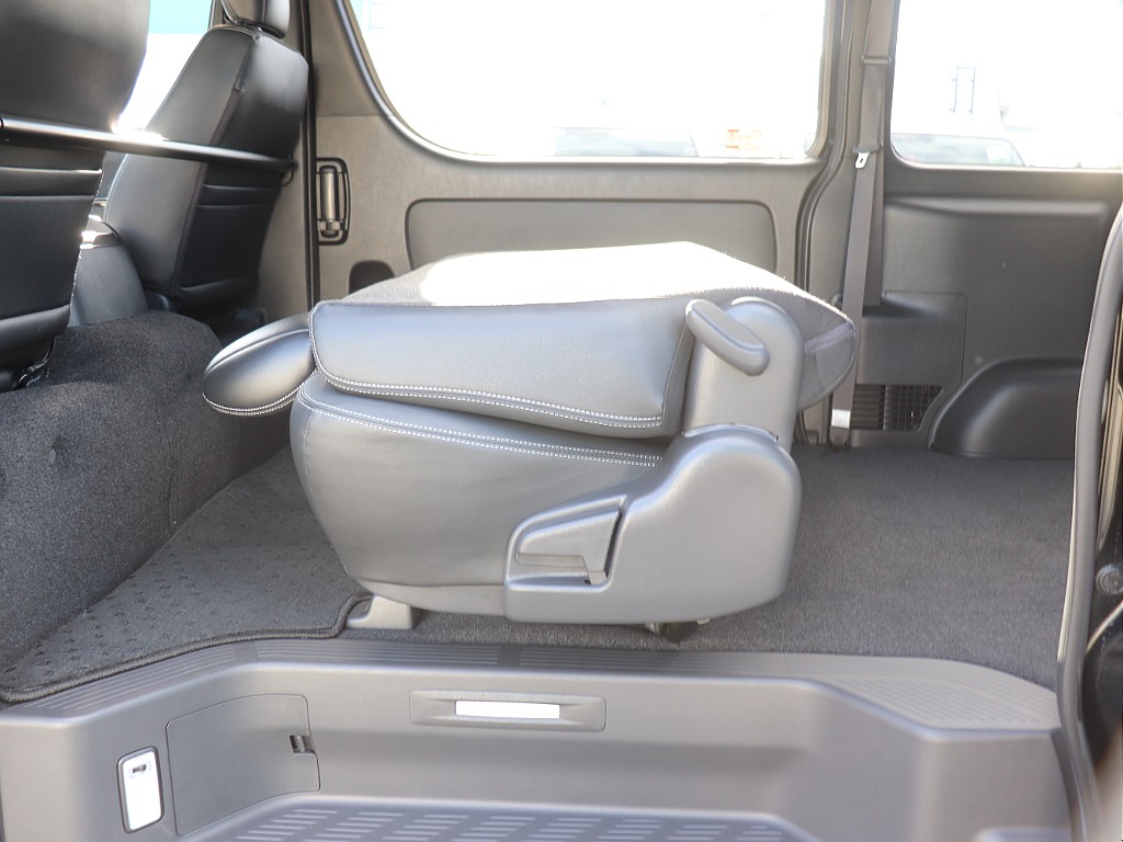 ハイエースの事なら専門店のフレックス福岡店へ！　現金を減らしにくいローン購入や、経費が使える法人様にぴったりのリースなどハイエースライフを始めるお手伝いをいたします！