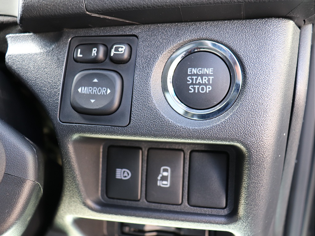 プッシュスタートスマートエントリー！自動ドアの開閉操作は運転席から可能です★