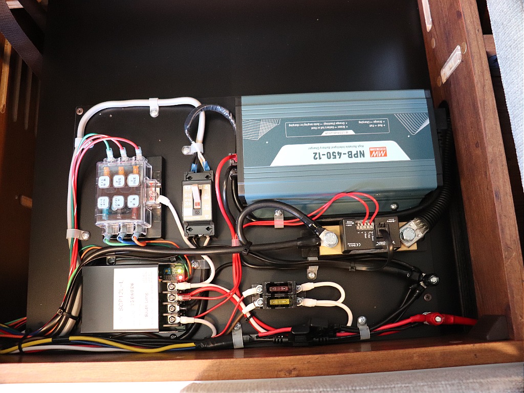 ハイエースの事なら専門店のフレックス福岡店へ！　現金を減らしにくいローン購入や、経費が使える法人様にぴったりのリースなどハイエースライフを始めるお手伝いを致します！