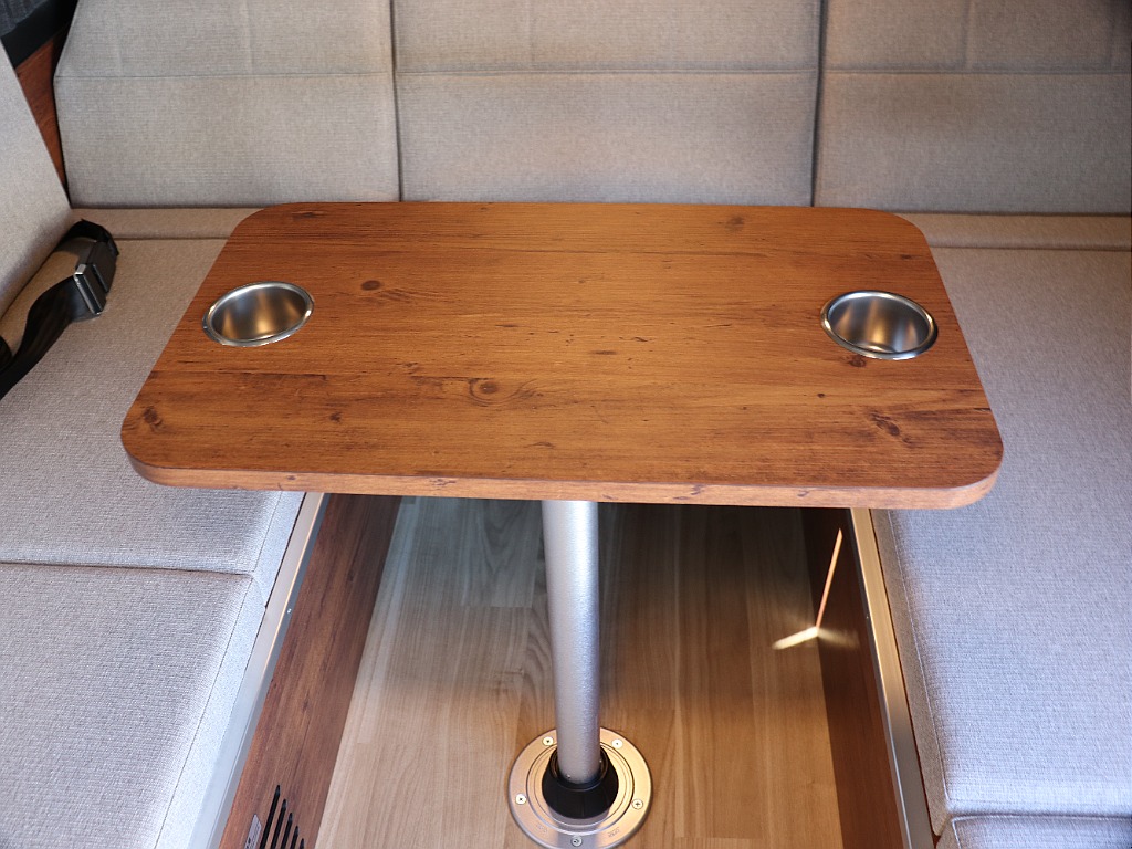 ハイエースの事なら専門店のフレックス福岡店へ！　現金を減らしにくいローン購入や、経費が使える法人様にぴったりのリースなどハイエースライフを始めるお手伝いを致します！