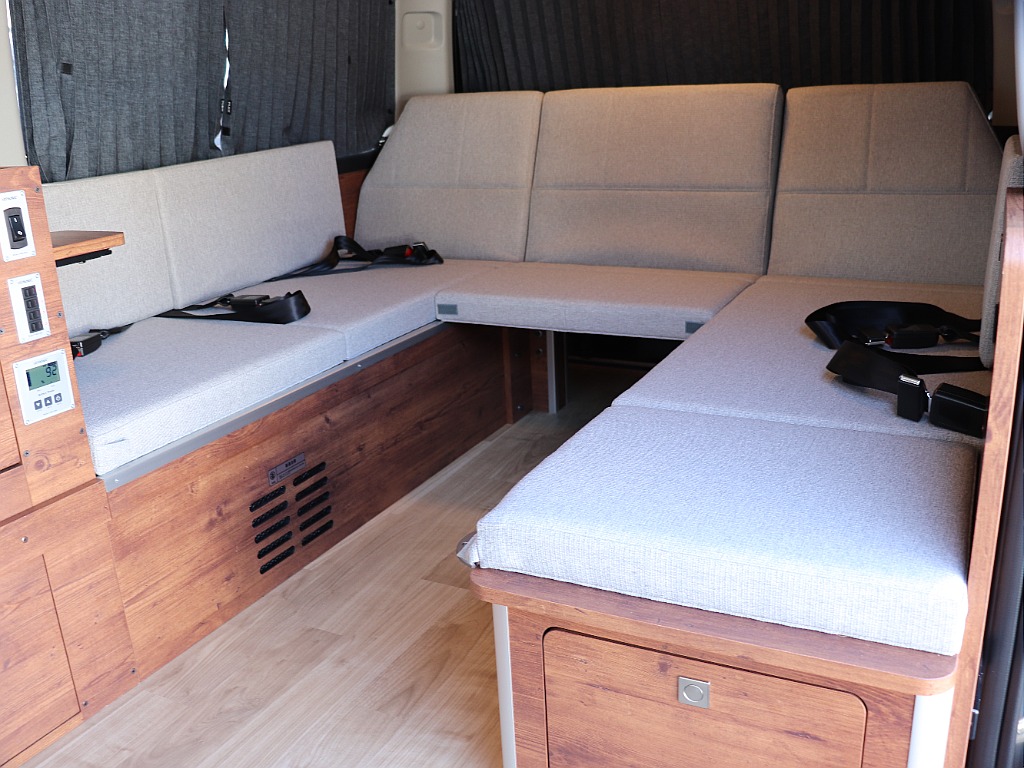 ハイエースの事なら専門店のフレックス福岡店へ！　現金を減らしにくいローン購入や、経費が使える法人様にぴったりのリースなどハイエースライフを始めるお手伝いを致します！