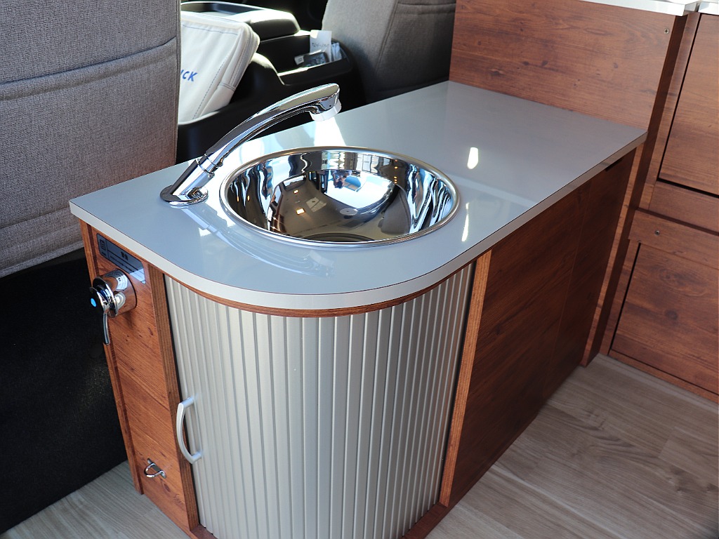 ハイエースの事なら専門店のフレックス福岡店へ！　現金を減らしにくいローン購入や、経費が使える法人様にぴったりのリースなどハイエースライフを始めるお手伝いを致します！