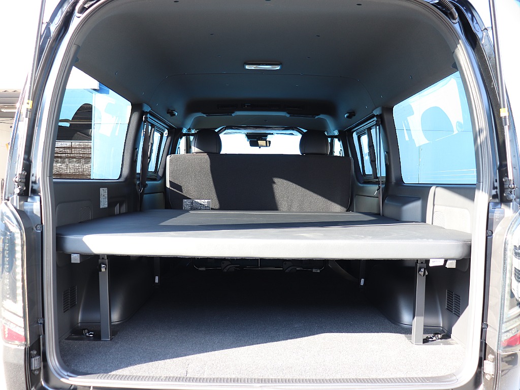 後部にはベッドキット設置で車中泊にも大活躍