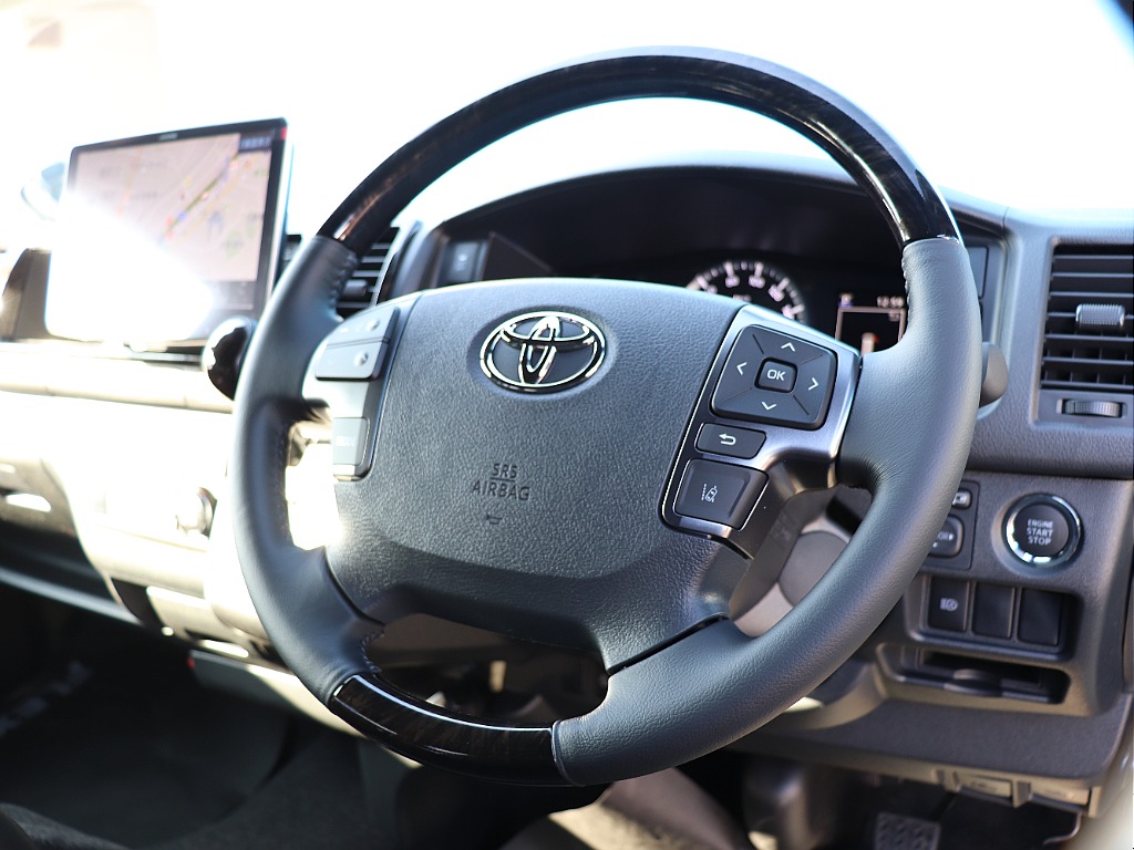 ステアリングスイッチは走行時もハンドルから手を離す事なくチャンネル操作可能です