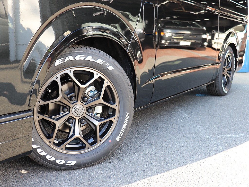 視覚的ローダウン効果のあるオーバーフェンダーを装着した足回りにはバルベロスタイリングHEX17インチAW、ナスカーホワイトレターをインストール◎