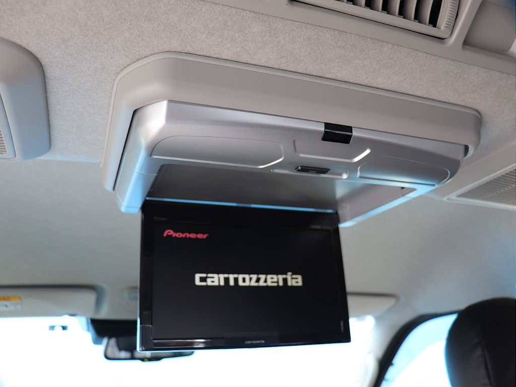 フリップダウンモニターで後席ゲストも快適ドライブに♪