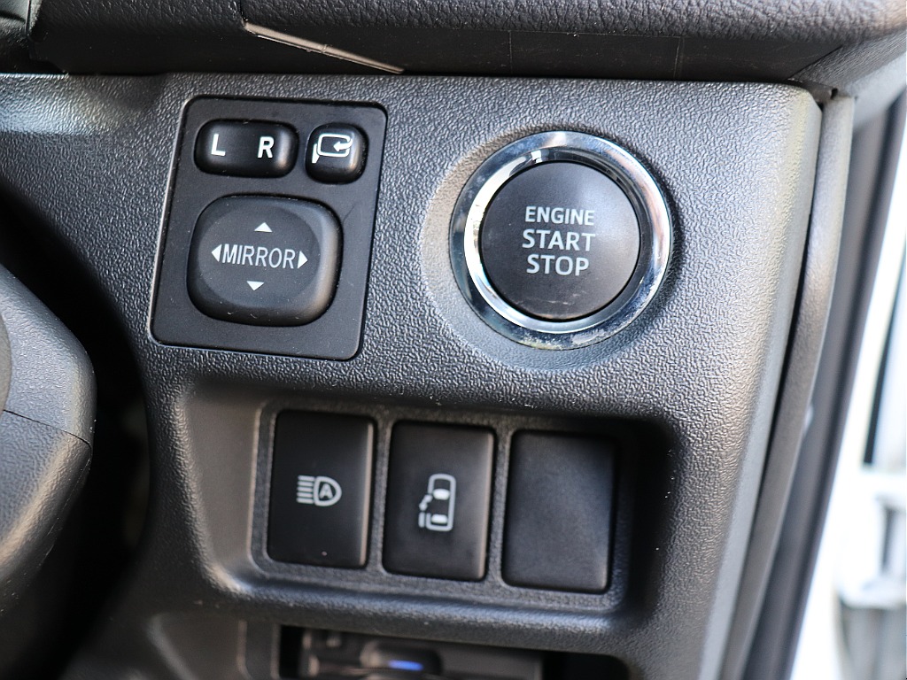 プッシュスタートスマートエントリー！自動ドア開閉操作は運転席からも可能です♪