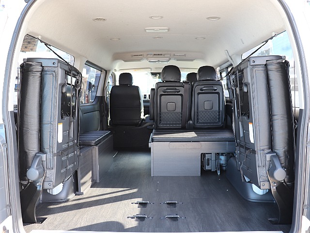 最後部シートを跳ね上げ、ラゲッジスペースにも◎