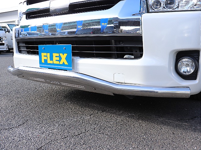 スキットバー装着で、ハイエースのフロントを力強くアクティブな印象に！！