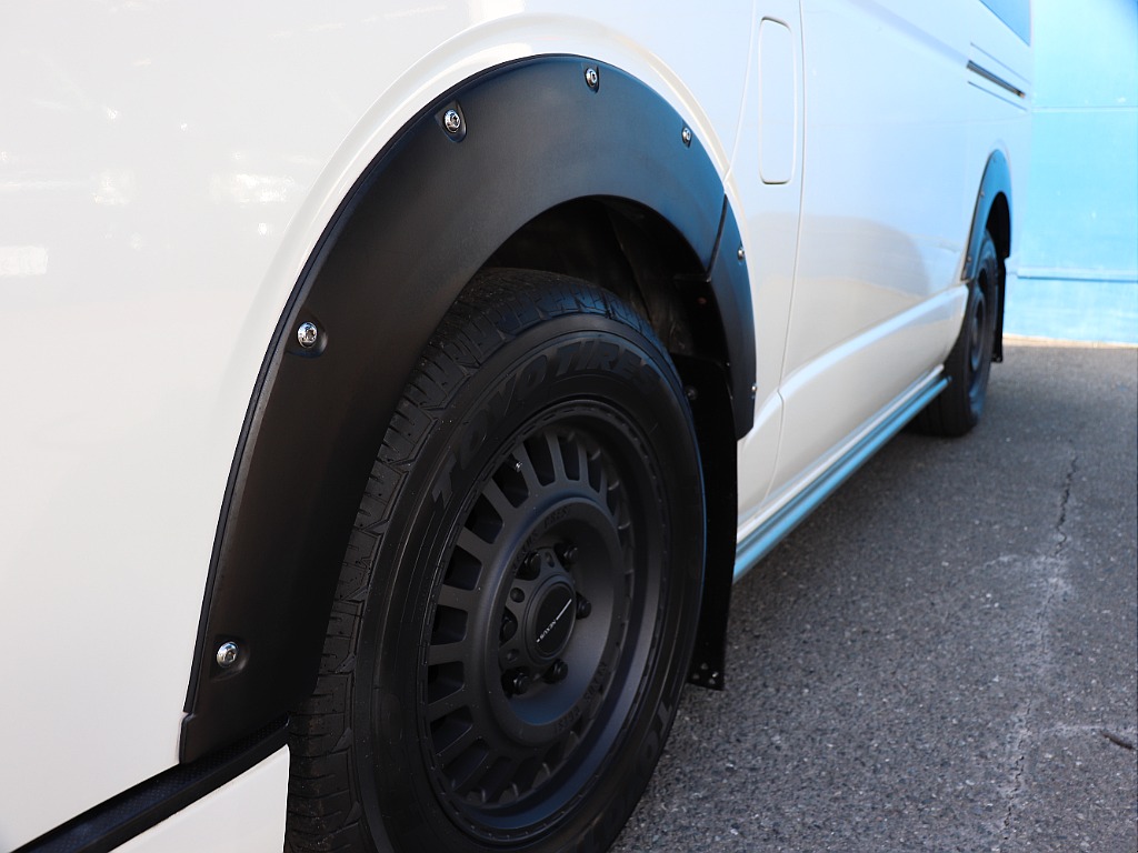 ピアスボルトを打ち込んだような「ダミーボルト」が特徴！ミリタリーやオフロード感を強調したデザイン！