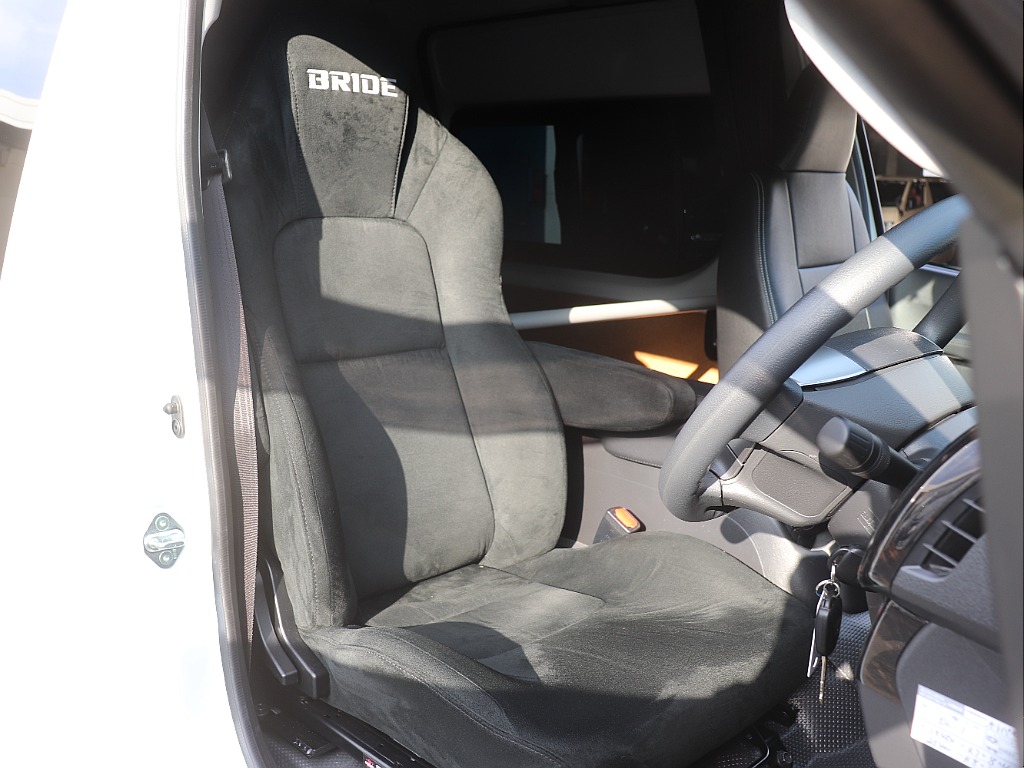 トヨタ ハイエースバン(4枚目)