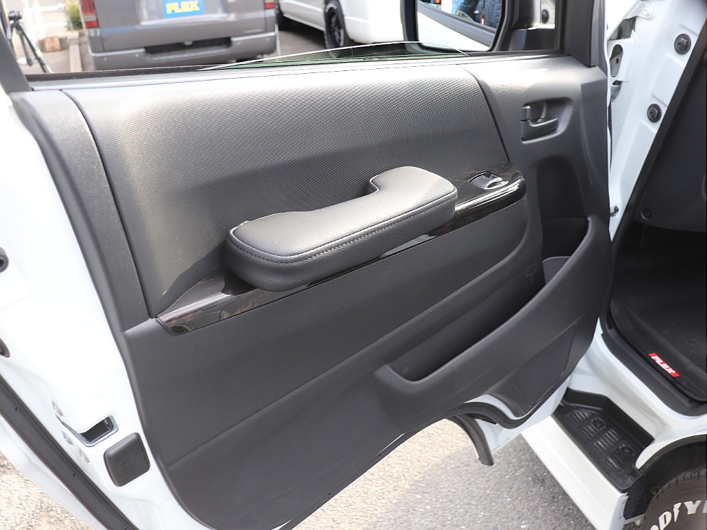 ハイエースの事なら専門店のフレックス福岡店へ！　現金を減らしにくいローン購入や、経費が使える法人様にぴったりのリースなどハイエースライフを始めるお手伝いをいたします！