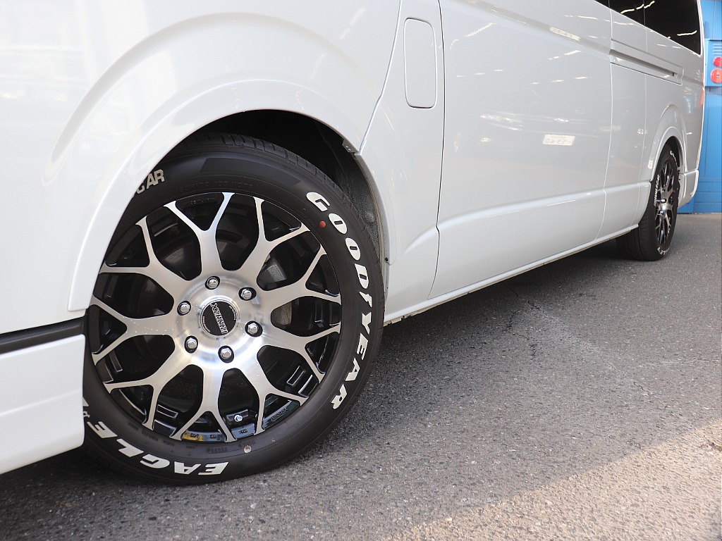 足元にはESSEX 17インチEMブラックポリッシュ×グッドイヤーナスカーホワイトレターをインストール