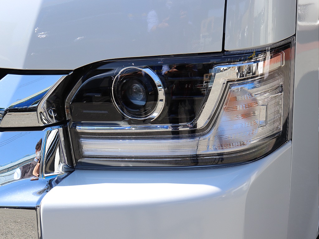 Bi-Beam LEDヘッドランプで視界くっきり！ロービームもハイビームもLEDで安全性とスタイリッシュさを両立。夜間ドライブをワンランクアップへ☆