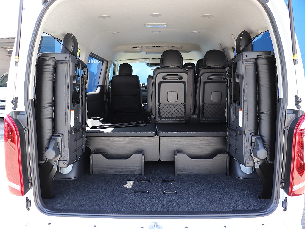 スマートベッドキットでハイエースがくつろぎのベッドルームに！車中泊や休憩にピッタリ！使わないときはすっきり収納できる優れものです♪