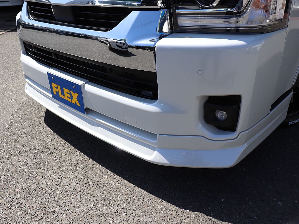 67ROKUNANAフロントリップスポイラーがハイエースの存在感をぐっと引き立て、装着するだけで迫力アップ！