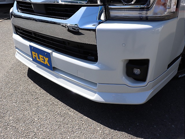 67ROKUNANAフロントリップスポイラーがハイエースの存在感をぐっと引き立て、装着するだけで迫力アップ！