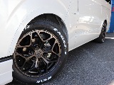 スタイリングHEX 17インチAW×グッドイヤーナスカーホワイトレタータイヤでハイエースの存在感アップ。力強さとスタイリッシュさを兼ね備え、ワンランク上のカスタムスタイルに仕上げます?