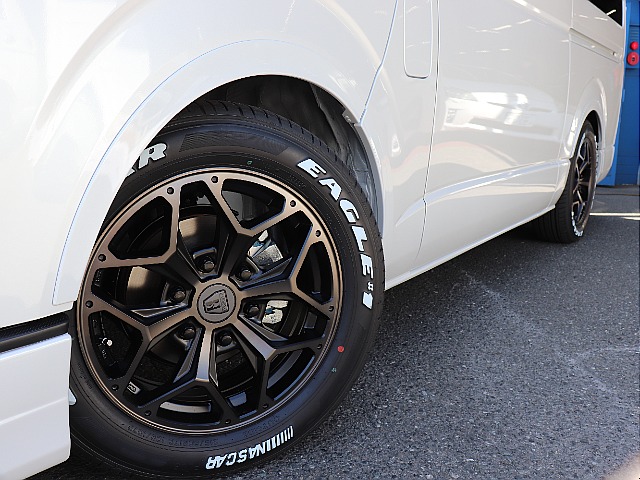 スタイリングHEX 17インチAW×グッドイヤーナスカーホワイトレタータイヤでハイエースの存在感アップ。力強さとスタイリッシュさを兼ね備え、ワンランク上のカスタムスタイルに仕上げます?