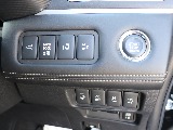 運転席のスイッチパネルには、ドライバーの負担を軽減し、快適なドライブを支える機能が集約されています。