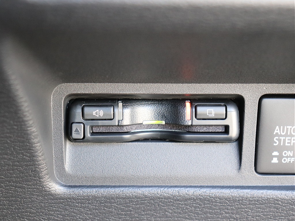 ETC2.0車載器ですね！高速道路の渋滞回避支援や、今後のキャッシュレス決済など、長距離レジャーには欠かせない必須アイテムです。