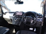 各スイッチ類やシフトレバーは、オフロード走行時でも操作しやすいよう機能的に配置。上質な素材感に包まれたコックピットは、長距離ドライブを至福の時間に変えてくれます。