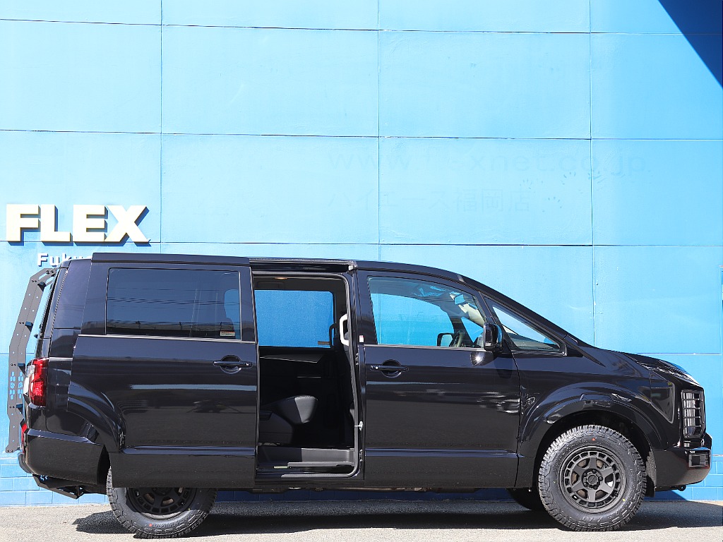 スライドドアの開閉に連動して、サイドステップが自動で展開。走行中や駐車中はスッキリとボディ下に収まり、自慢のオフロードスタイルを崩しません