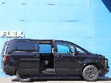 スライドドアの開閉に連動して、サイドステップが自動で展開。走行中や駐車中はスッキリとボディ下に収まり、自慢のオフロードスタイルを崩しません