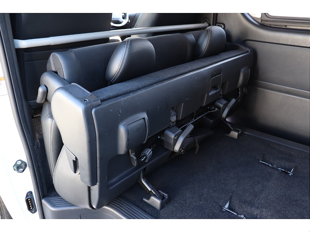 2列目シートは跳ね上げ可能！